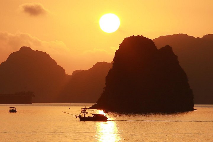 3-Day 2-Night Bai Tu Long Bay Cruise – Kayaking & Hidden Caves