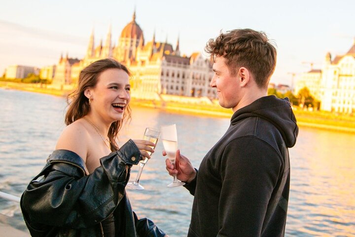 Budapest Sip and Sail Danube Cruise with Unlimited Prosecco
