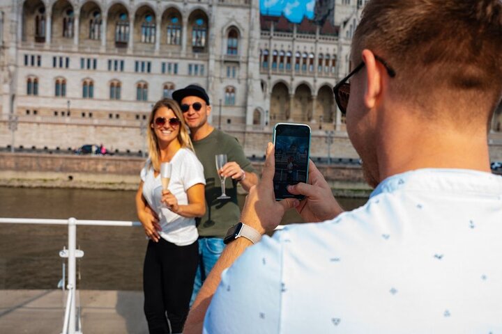 Budapest Sip and Sail Danube Cruise with Unlimited Prosecco
