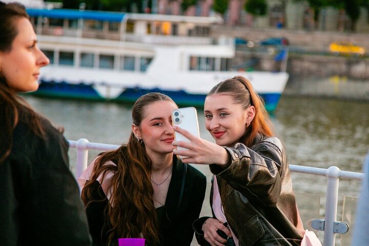 Budapest Sip and Sail Danube Cruise with Unlimited Prosecco