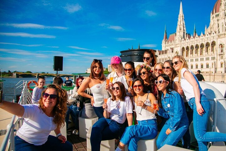 Budapest Sip and Sail Danube Cruise with Unlimited Prosecco