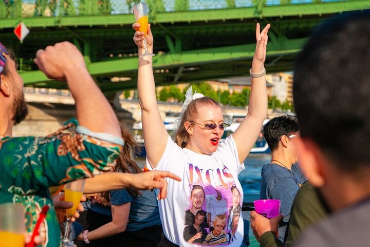 Budapest Sip and Sail Danube Cruise with Unlimited Prosecco