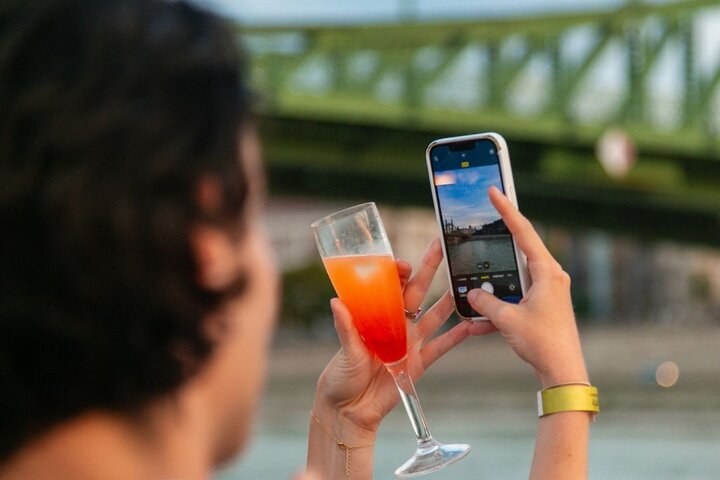 Budapest Sip and Sail Danube Cruise with Unlimited Prosecco