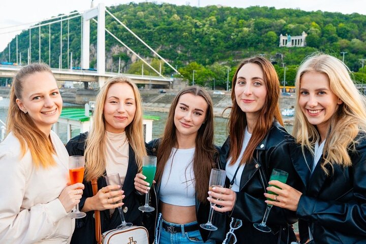 Budapest Sip and Sail Danube Cruise with Unlimited Prosecco