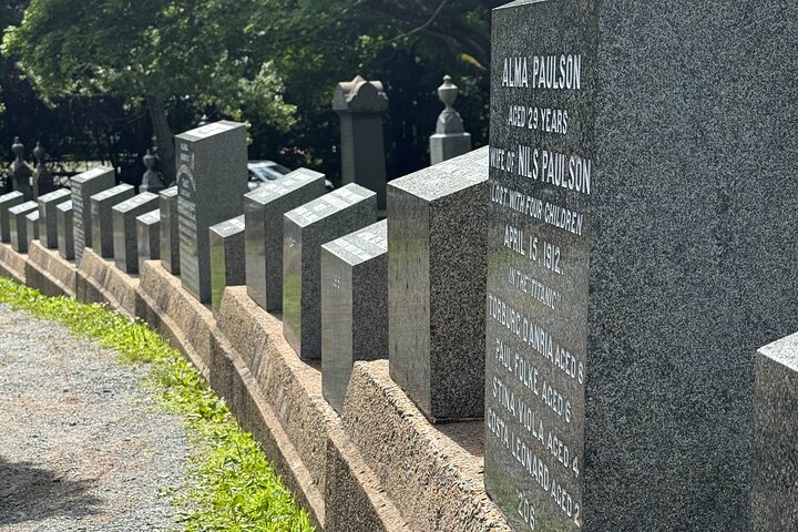 Peggy's Cove, Lunenburg and Titanic Cemetery Full Day Tour