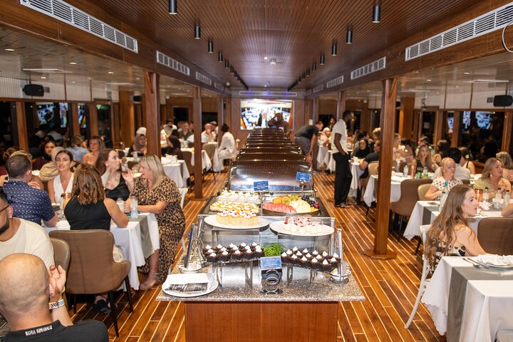 Dubai Marina Luxury Dinner Cruise, Live Shows