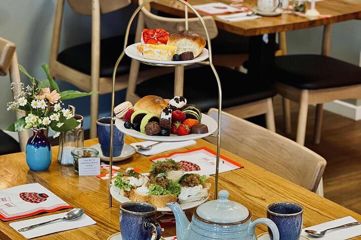 Nuuk Qinngorput Walk & Greenlandic Tea Hygge Experience