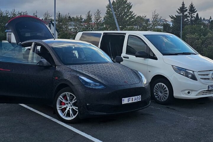 Keflavik Airport: One-way Private Transfer to/from Reykjavik