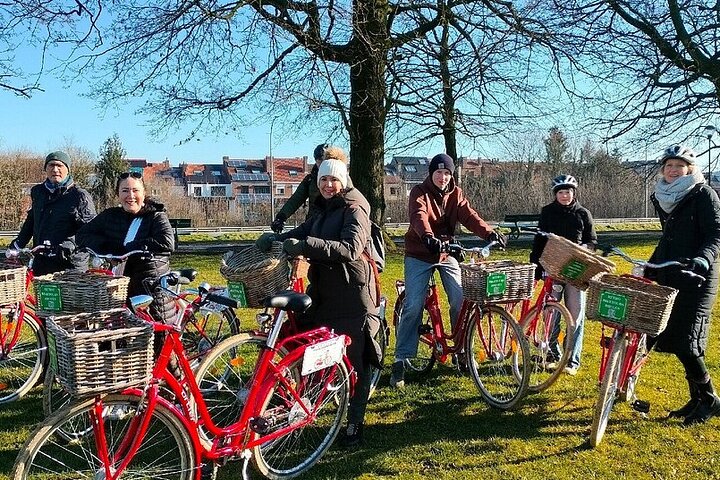 Bruges Guided Retro Biketour: Highlights, Hidden Gems & Tasting