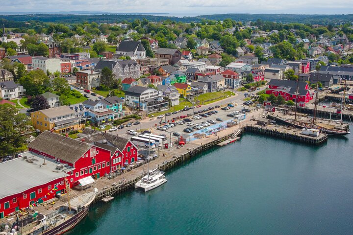 Peggy's Cove, Lunenburg and Titanic Cemetery Full Day Tour