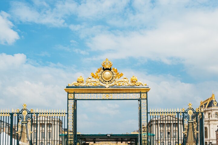 Versailles Palace Guided Tour with Reserved Entry