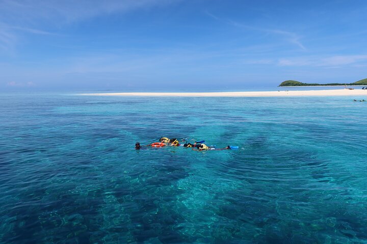 Cruisin’ Fiji: Monuriki, Mana Sand Bar & Snorkelling Day Cruise