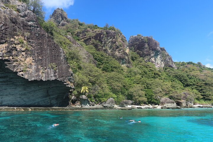Cruisin’ Fiji: Monuriki, Mana Sand Bar & Snorkelling Day Cruise