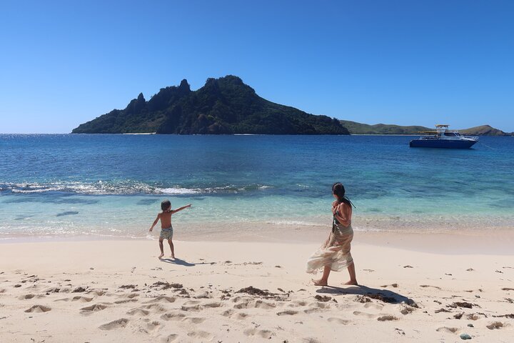 Cruisin’ Fiji: Monuriki, Mana Sand Bar & Snorkelling Day Cruise