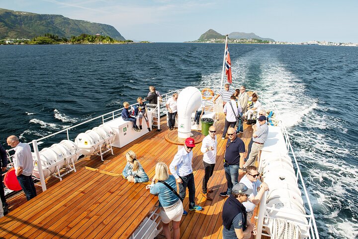 All About the Fjords in One Tour by Boat and Bus from Ålesund