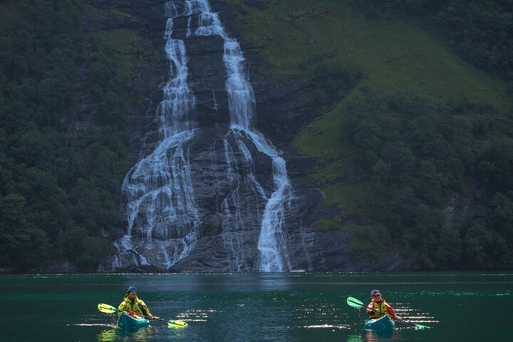 Kayak Tour to the 7 sisters in Geiranger