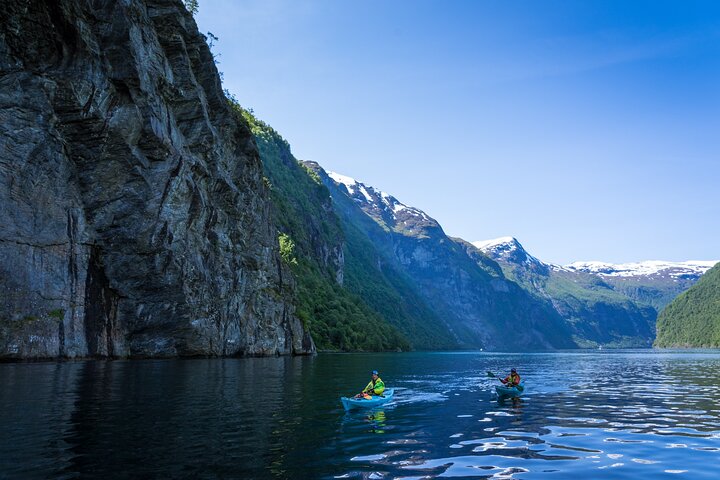 Kayak Tour to the 7 sisters in Geiranger