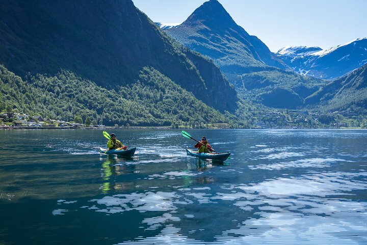 Kayak Tour to the 7 sisters in Geiranger
