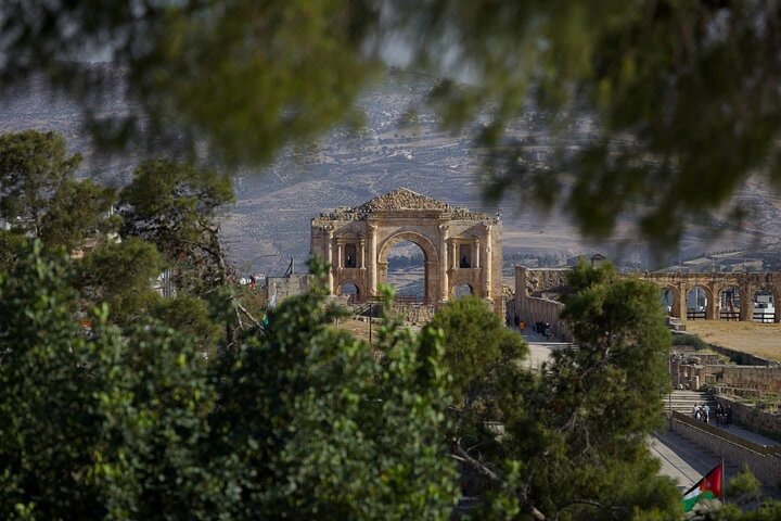 Jerash and Dead Sea with Resort Access & Lunch