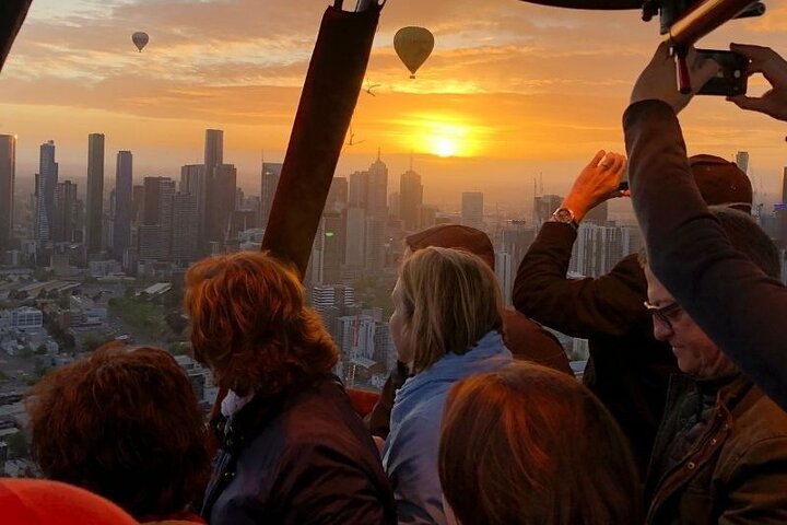 Hot Air Balloon Flights over Melbourne City (optional breakfast)