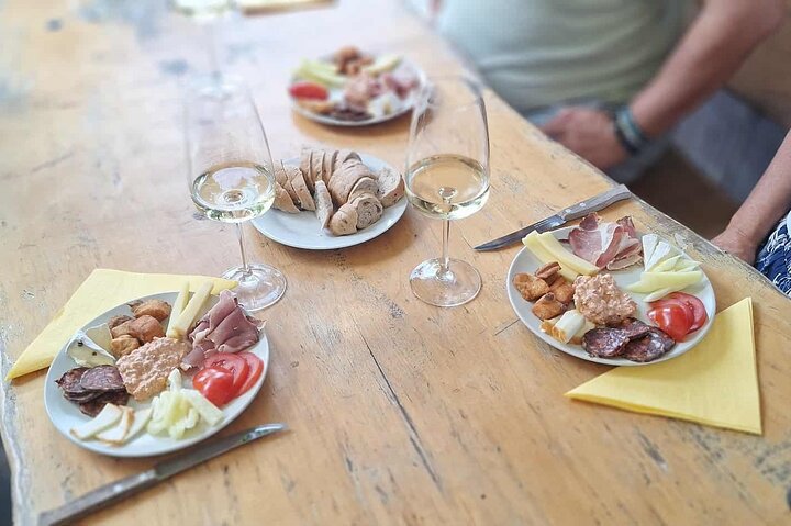 Countryside Half-day Gastro-Wine Tour from Budapest Meal & pickup