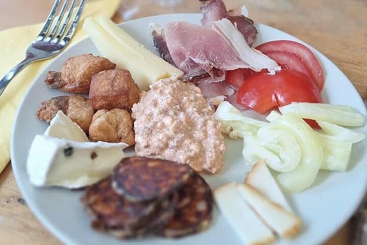 Countryside Half-day Gastro-Wine Tour from Budapest Meal & pickup