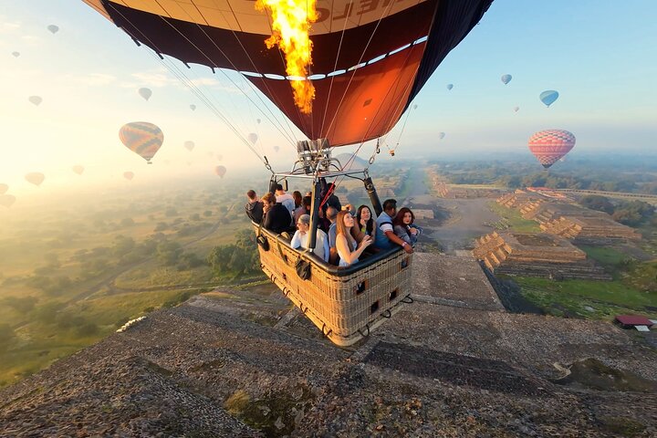Hot Air Balloon Flight Teotihuacan + Pickup + Breakfast Cave