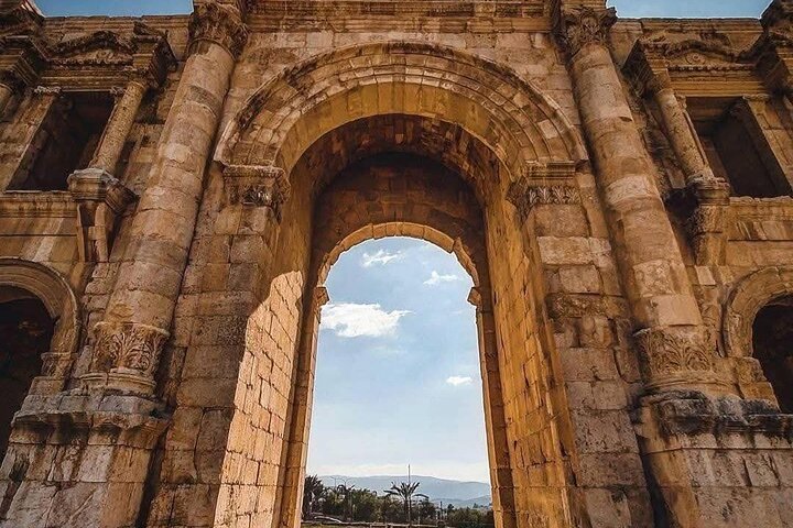 Jerash and Dead Sea with Resort Access & Lunch