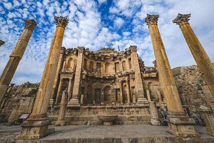 Jerash and Dead Sea with Resort Access & Lunch