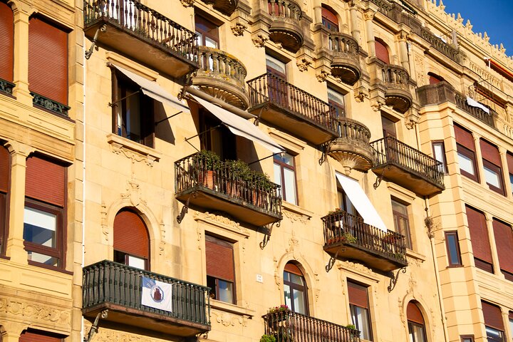 San Sebastian Food & Pintxos Tour with 12 Food & Drinks Tastings