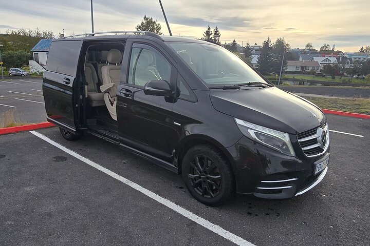Keflavik Airport: One-way Private Transfer to/from Reykjavik