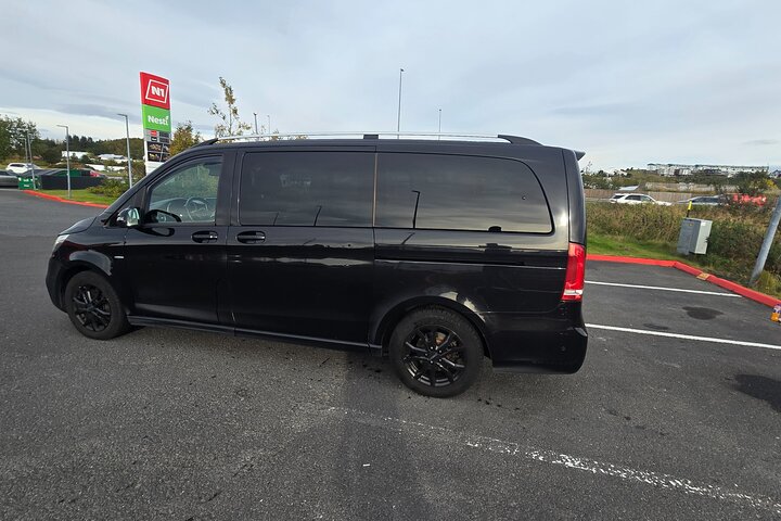 Keflavik Airport: One-way Private Transfer to/from Reykjavik