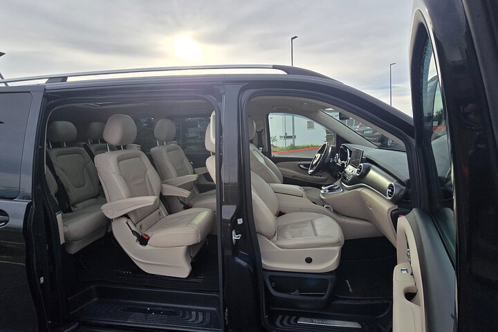 Keflavik Airport: One-way Private Transfer to/from Reykjavik