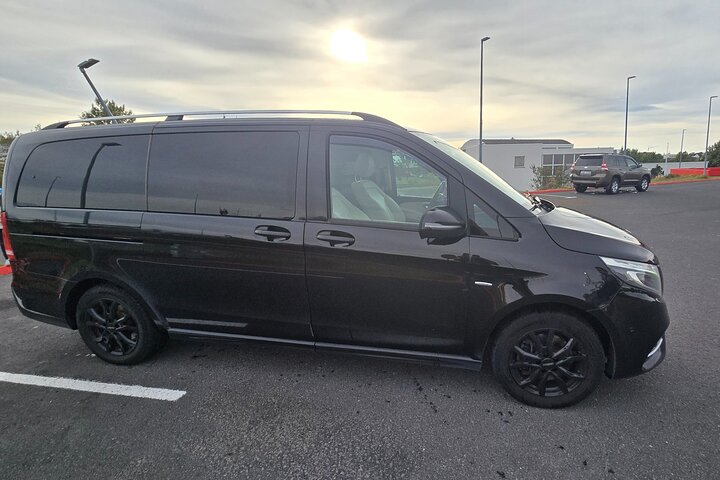 Keflavik Airport: One-way Private Transfer to/from Reykjavik