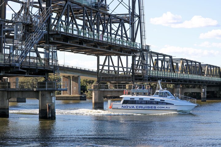 Hunter River Discovery Cruise with Lunch and Devonshire Tea