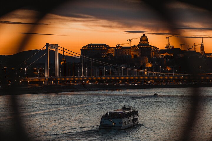 Budapest: 1-Hour Highlights Cruise with Welcome Drink
