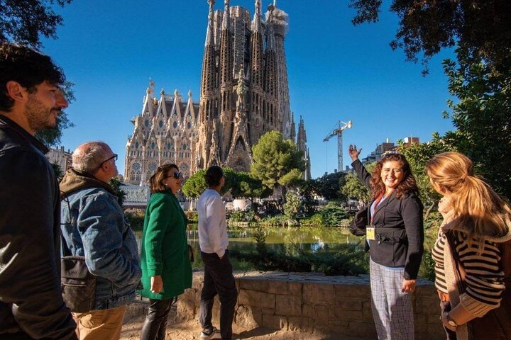 Barcelona all included: Sagrada, Park Güell, Montjuic & Gothic