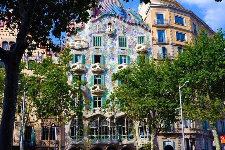 Barcelona all included: Sagrada, Park Güell, Montjuic & Gothic
