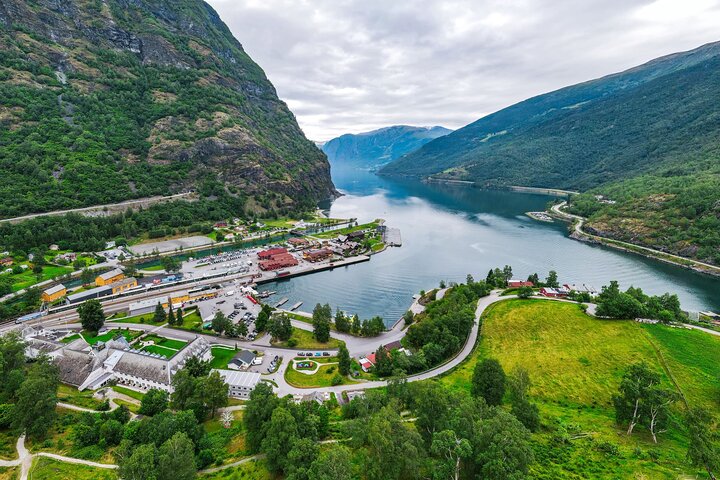 Flåm: Small Group drive with Waterfall Walk, Stegastein Viewpoint