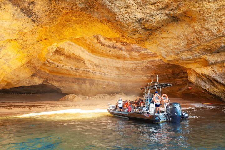 Portimão to Benagil: Adrenaline Wave 90 Minutes Cave Tour