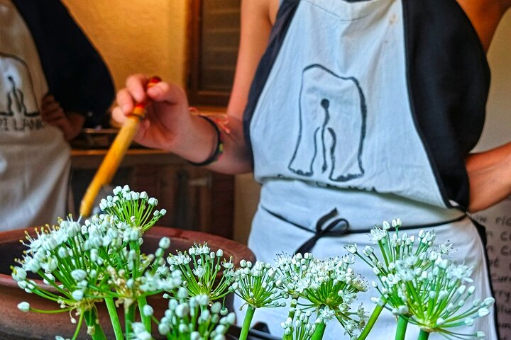 Sri Lankan cooking class with Nilu Kandy( FREE PICKUP & Drop)