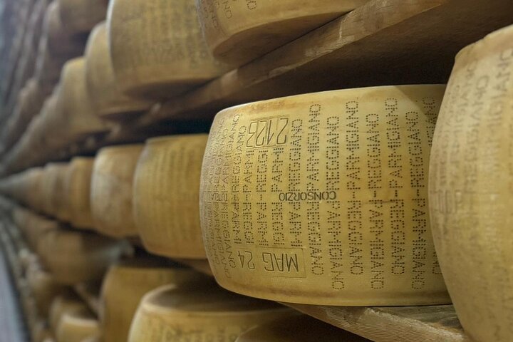 From Reggio Emilia AV Mediopadana to cheese ham balsamic vinegar