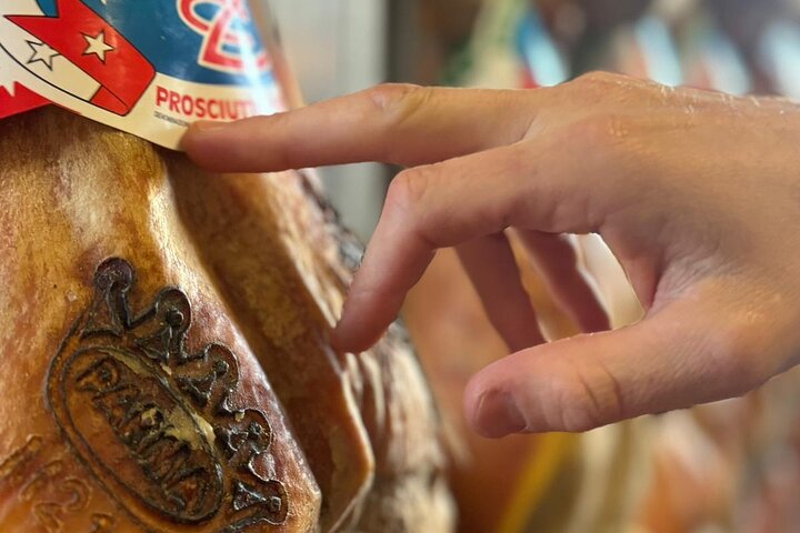 From Reggio Emilia AV Mediopadana to cheese ham balsamic vinegar