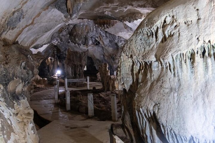 Vang Vieng Kayaking, Zipline,Tham Chang Cave and Water Cave