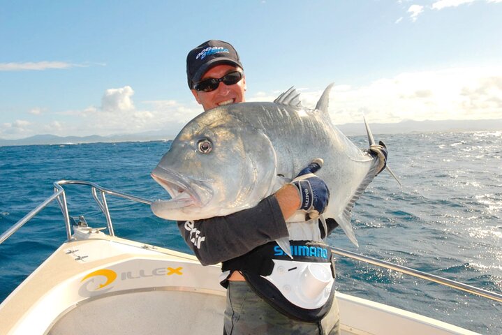 Semporna: Shallow or Deep Sea Fishing Tours with Guide