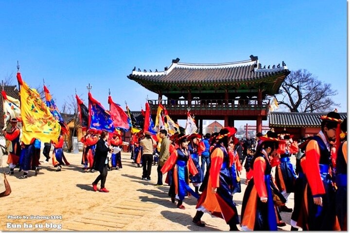 Suwon: Hwaseong Fortress/Folk Village/Starfield Library Tour