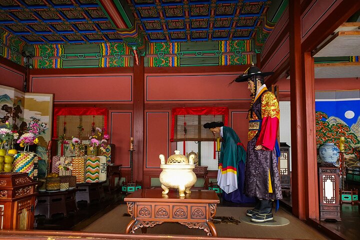 Suwon Fortress and Palace Tour with Optional Food Experience