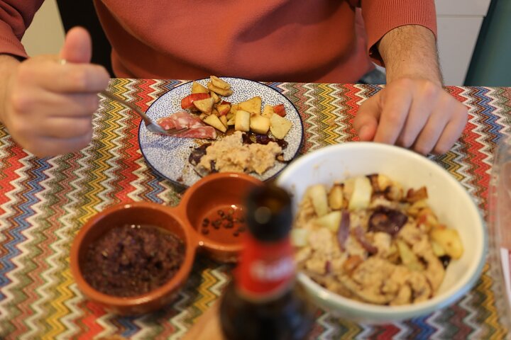 Private Farmers Market Tour and Home Cooking Class in Cologne