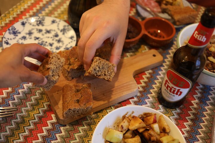 Private Farmers Market Tour and Home Cooking Class in Cologne