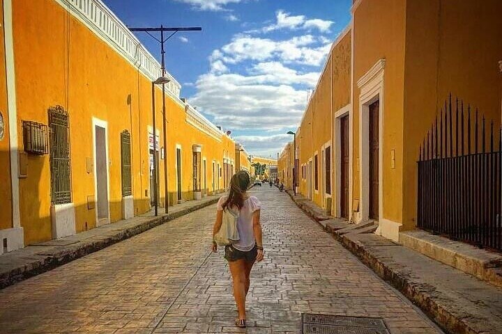 Mérida: Maya Train, Chichén Itzá, Izamal & Cenote Tour with Lunch